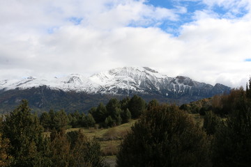 Fototapeta premium Espectaculares montañas nevadas en Piedrafita