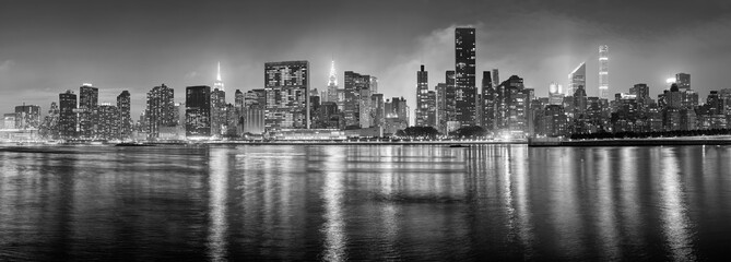 Panorama noir et blanc de la ville de New York la nuit, États-Unis.