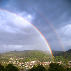 Double arc-en-ciel sur la villede Lamastre (Ardèche) © Hervé Rouveure
