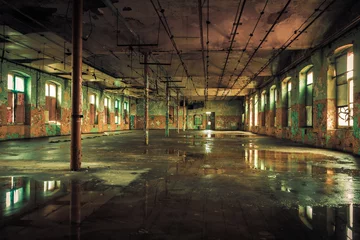 Fotobehang Donker interieur in verlaten oud fabrieksgebouw © Ralfik D