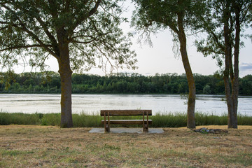 Banc avec vue sur le fleuve