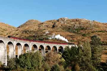 Papier Peint photo Viaduc de Glenfinnan Viaduc de Glenfinnan avec le train à vapeur Jacobite dans les Highlands écossais