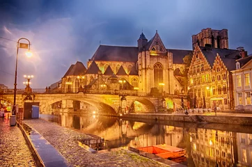 Photo sur Plexiglas Monument artistique Pont Saint-Michel et vieux bâtiments médiévaux au crépuscule dans le centre historique de Gand, Belgique.