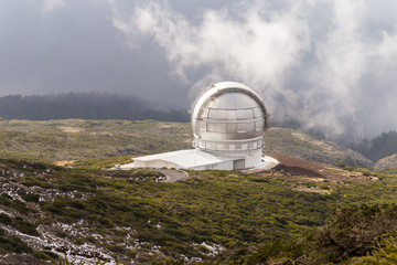 Fototapeta na wymiar Roque de los Muchachos - umhüllt von Wolken - Observatorium 