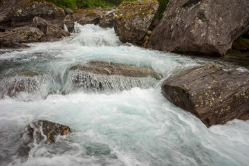 Norwegische Landschaft mit Wasserfall