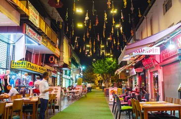 Gordijnen Paraplustraat in de avond, Antalya, Turkije © efesenko