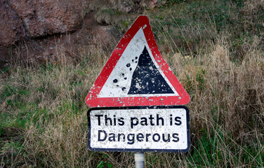 Gefährlicher Weg, Steinschlag Schild Großbritannien