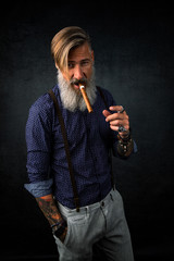 Porträt eines coolen Rockers mit Zigarre und die Hände in seiner Hosentasche