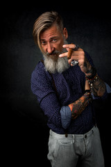 Porträt eines coolen Rockers mit Zigarre in der Hand.	