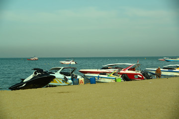 Boote an der Küste Thailands