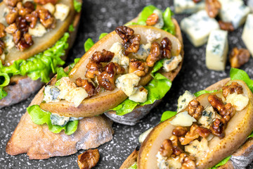 bruschetta with pear, honey, walnut, cheese, green salad and olive oil
