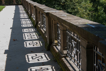 Balustrade im Streiflicht