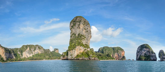 Vista panor&aacute;mica de la costa de Krabi con las playas de Railay y Ao Phra Nang cave beach y sus acantilados y  formaciones k&aacute;rsticas caracteristicas, Tailandia