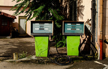 alte Benzin Zapfsäule an Tankstelle 