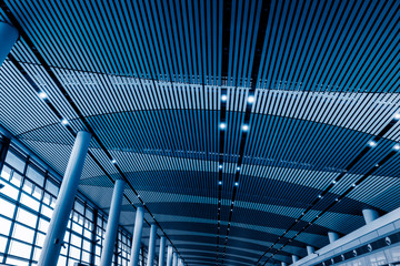 Naklejka premium low angle view of steel glass airport ceiling, shenzhen china,blue toned image.
