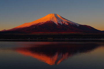 山中湖から望む早朝の赤富士
