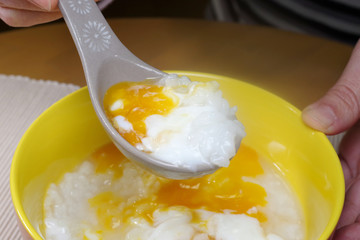 シンプルなお粥、温泉卵乗せ