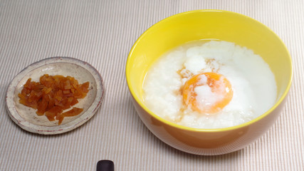 シンプルなお粥、温泉卵乗せ