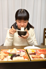 お雑煮を食べる女の子(正月、おせち料理)