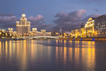 Fototapeta na wymiar Moskva river night view with historical buildings and cloudy sky