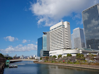 Fototapeta premium 大阪ビジネスパークと第2寝屋川に架かる大阪城新橋