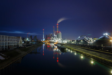 Fototapeta na wymiar Das Großkraftwerk, Kohlekraftwerk in Mannheim, Deutschland
