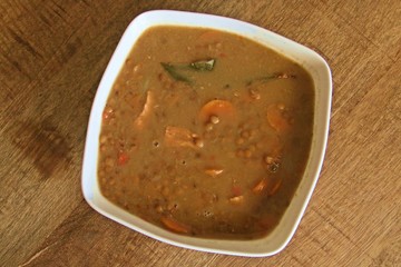 Plato de lentejas a la riojana, listo para comer. Comida española, hecha en casa.