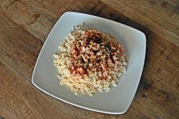 Arroz cocido con atún y especias. Comida de dieta deportiva.