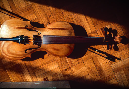 Antiguo viol&iacute;n sobre suelo de madera