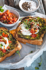 Toast ou Tartine à L' Avocat, Tomate et Oeuf Poché ou Mollet