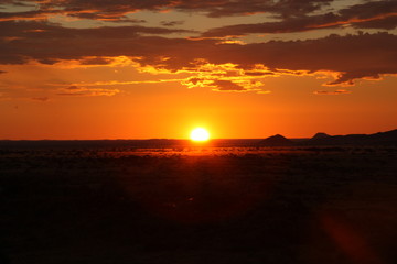 Fototapeta na wymiar Sonnenuntergang über der Savanne
