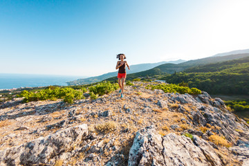 Naklejka premium A girl is running in the mountains.