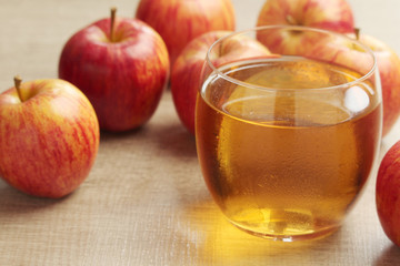 A glass with juice and apples	