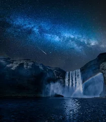 Papier Peint photo Lavable Blue nuit Superbe voie lactée et cascade Skogafoss en Islande la nuit