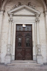 Fototapeta na wymiar Beautiful carved door of one of the buildings of Vienna.