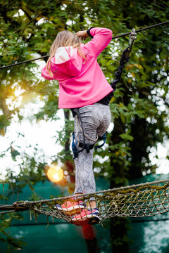 belle jeune fille dans un parc d'accrobramche