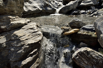 Fließendes Wasser in den Bergen