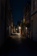 Fototapeta na wymiar Beleuchtete Strasse in der Lübecker Altstadt