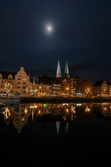 Fototapeta na wymiar Marienkirche mit Mond und Wasserspiegelung