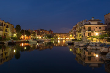 Obraz premium Harbor with boats at dusk like a little Venice