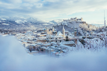 Obraz premium Panorama of Salzburg in winter: Snowy historical center, sunshine