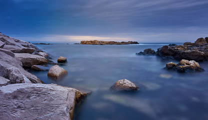 une petite île rocheuse