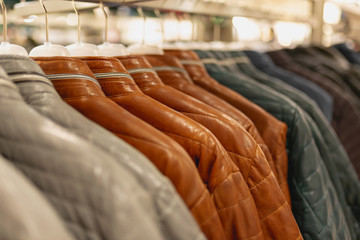 Herrenjacken in einem Bekleidungsgeschäft