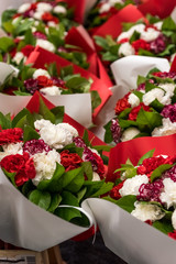 piękne kwiaty w barwach biały i czerwony
