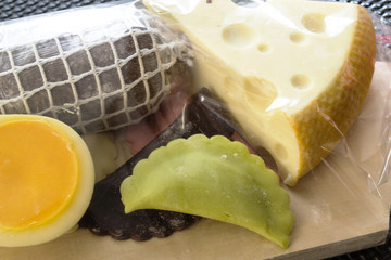 cioccolato a forma di formaggio e salame du un tagliere