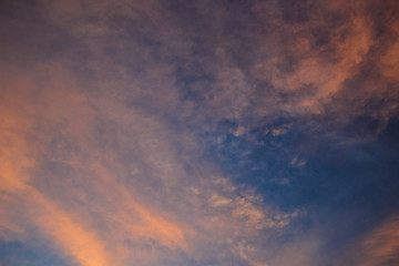 Obraz premium wallpaper pattern background landscape photography of evening sunset sky in vivid blue and orange cloudy colors