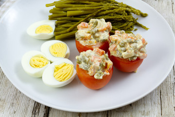 assiette de crudités et oeuf dur