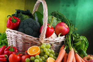 Foto op Plexiglas Verse biologische groenten en fruit in rieten mand © monticellllo