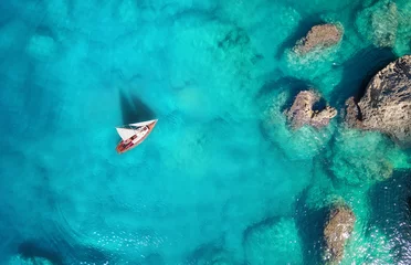 Türaufkleber Luftaufnahme Strand Yacht auf dem Meer von oben. Türkisfarbener Wasserhintergrund von oben. Sommermeerblick aus der Luft. Reisekonzept und Idee