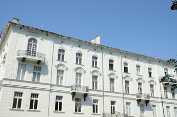 Fototapeta na wymiar White building in Warsaw